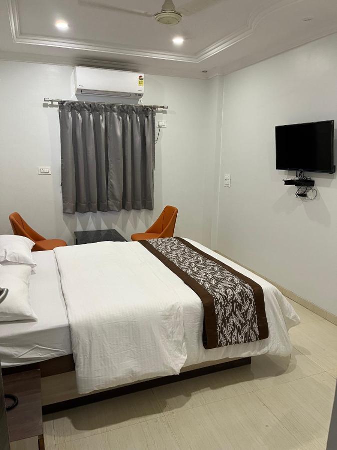 Hotel Jeet Paradise Phaltan Esterno foto