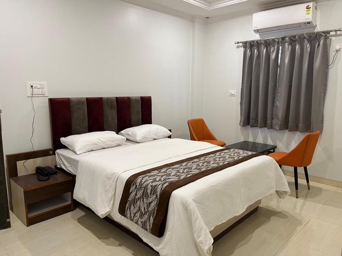 Hotel Jeet Paradise Phaltan Esterno foto