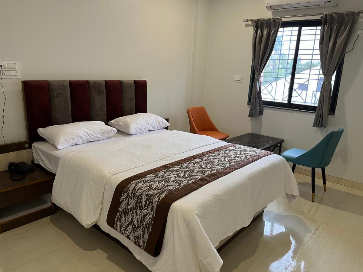 Hotel Jeet Paradise Phaltan Esterno foto
