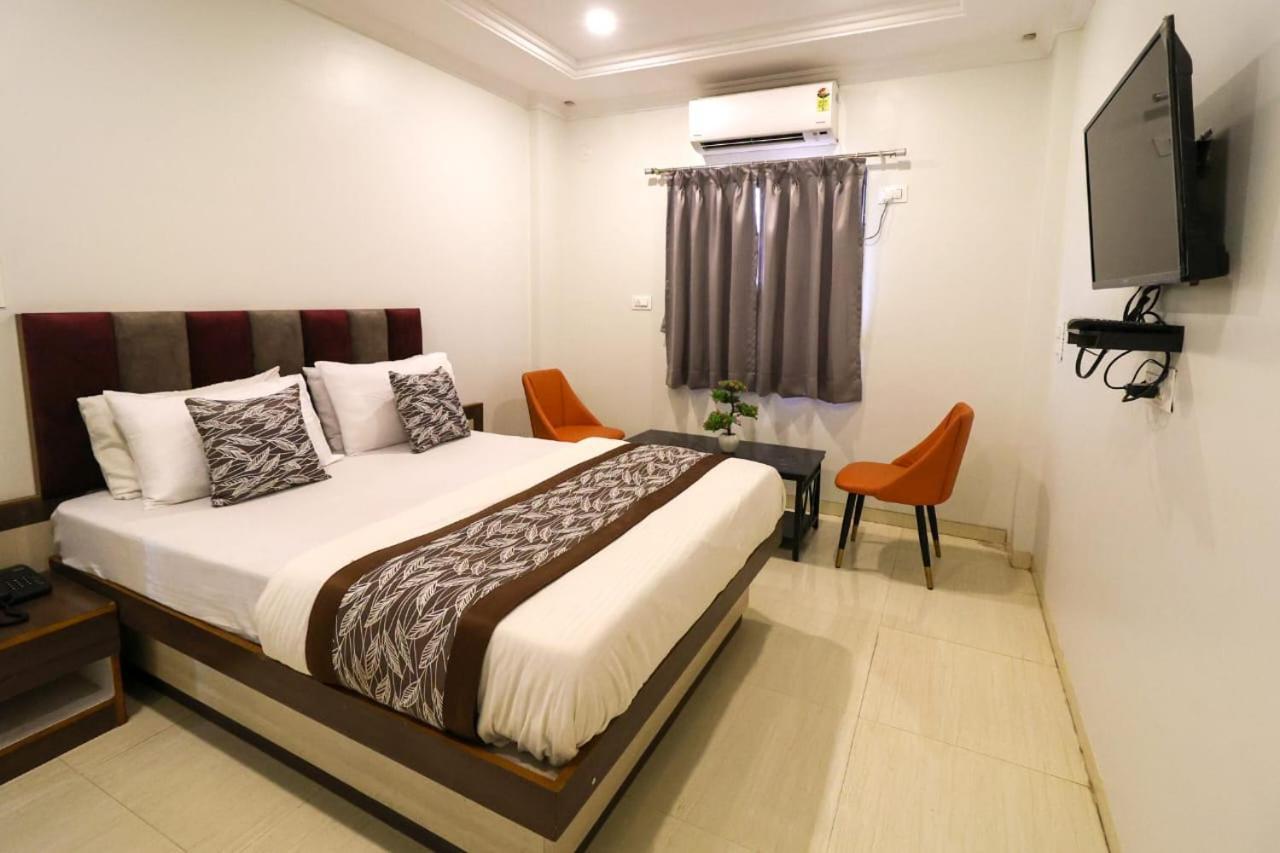 Hotel Jeet Paradise Phaltan Esterno foto